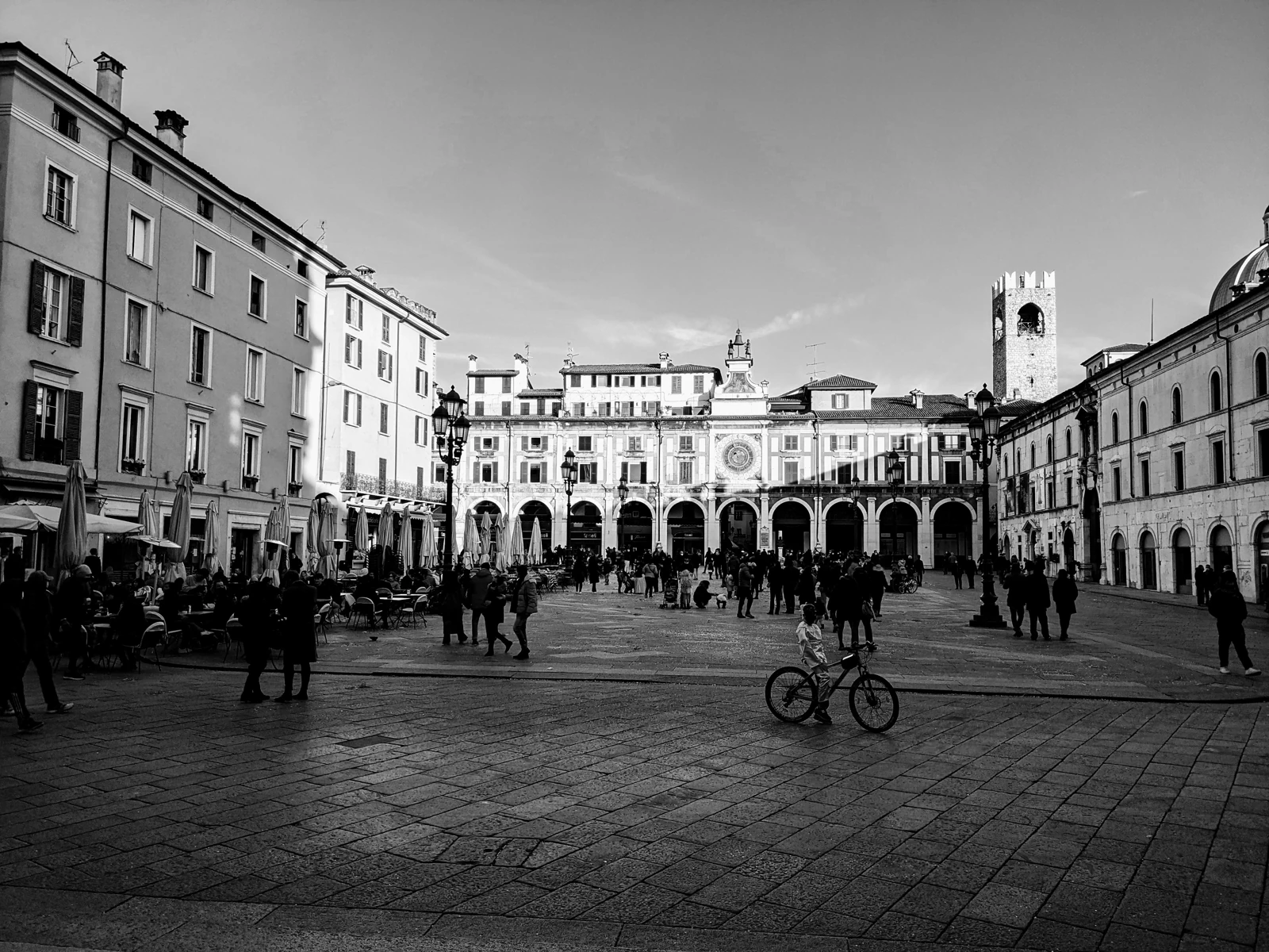 Piazza della Loggia a Brescia, con la Torre dell’Orologio e i portici.