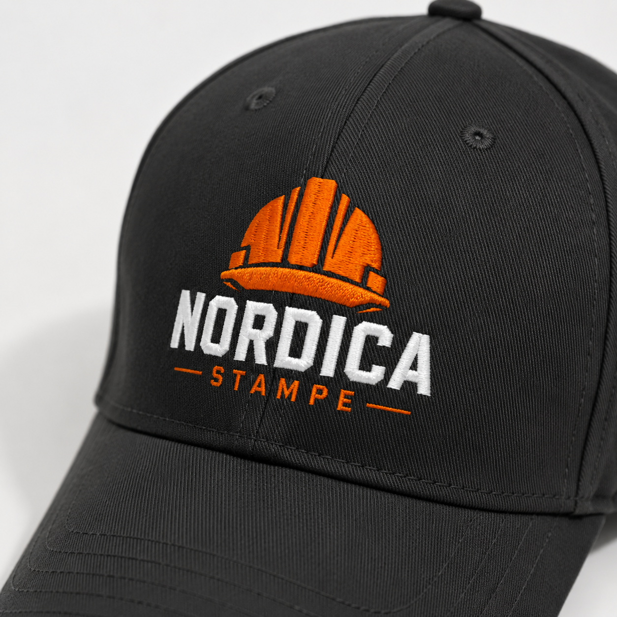 Dettaglio cappellino ricamato Nordica Stampe