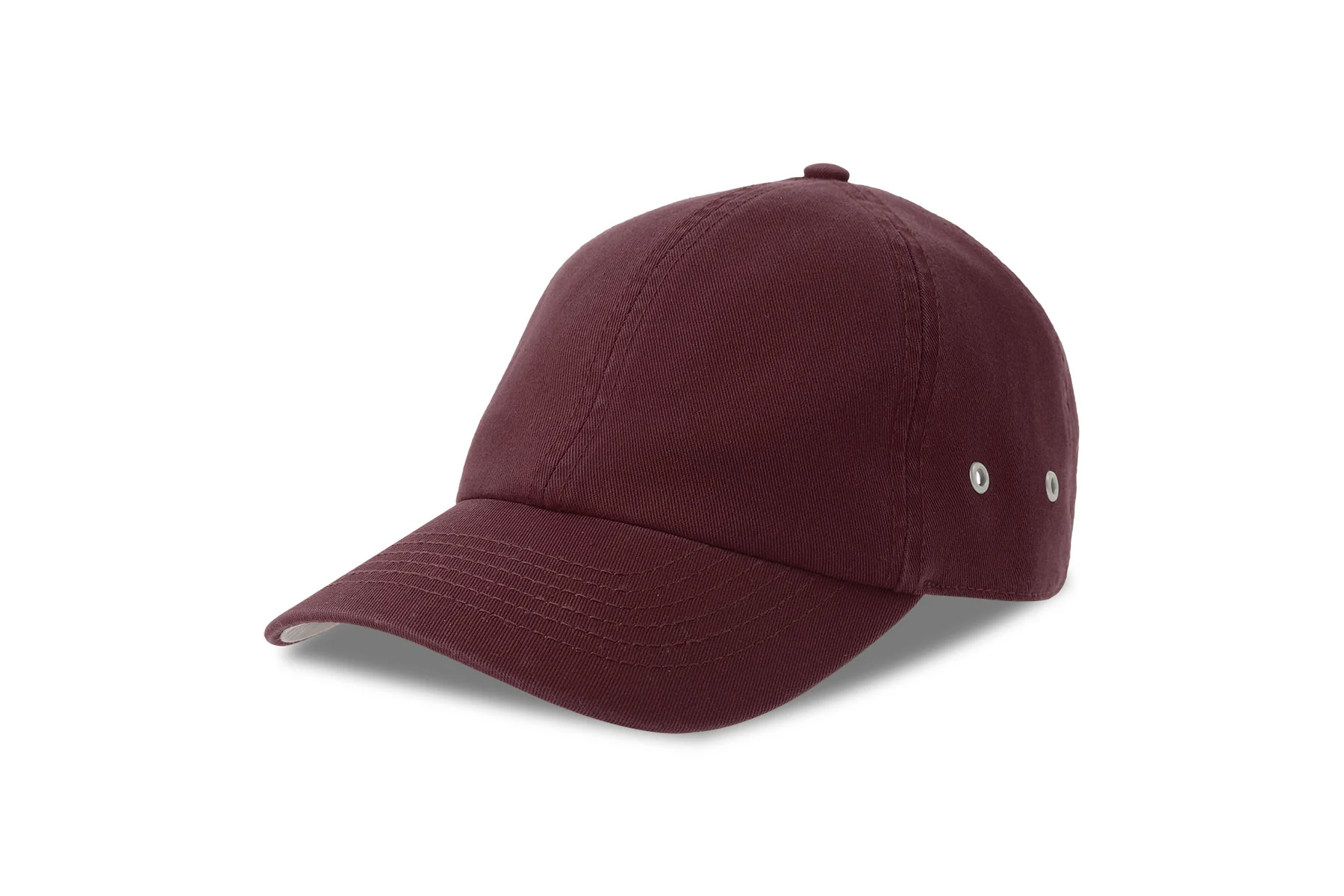 Cappellino in cotone bordeaux con visiera curva, fotografato di tre quarti su fondo bianco.