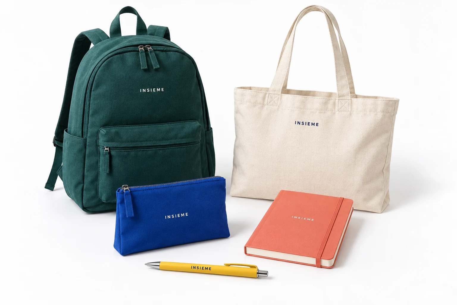 Mockup dimostrativo di zaino verde, borsa in cotone, pochette blu, taccuino corallo e penna gialla con marchio di esempio Insieme.