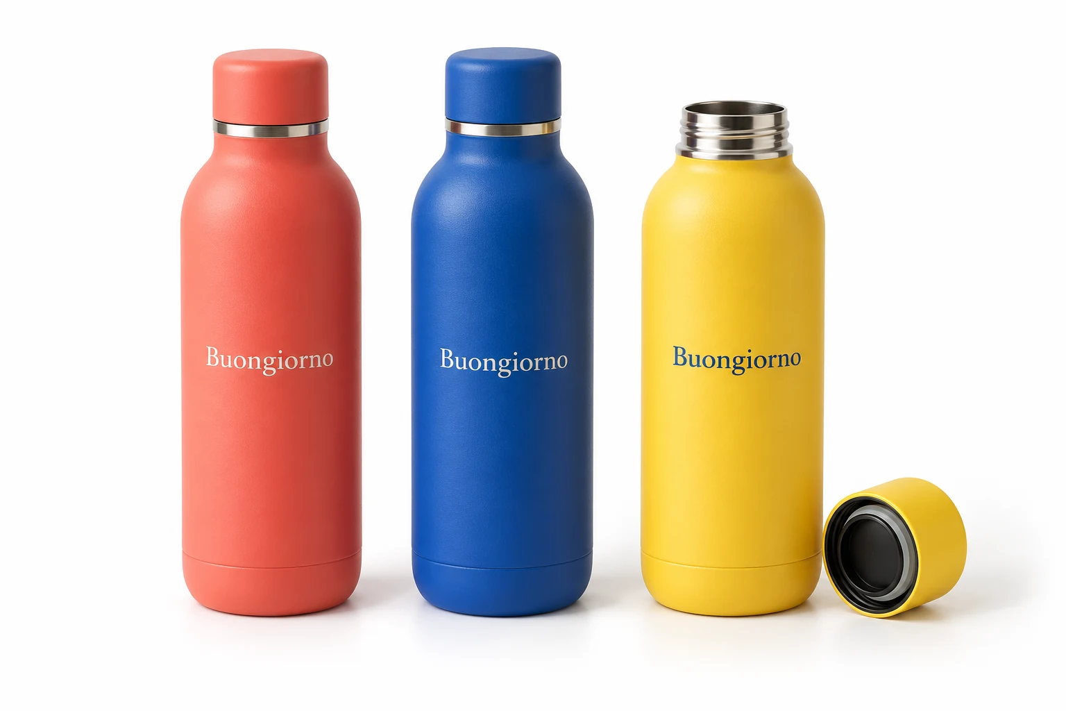 Mockup dimostrativo di tre borracce corallo, blu e giallo personalizzate con la scritta Buongiorno.