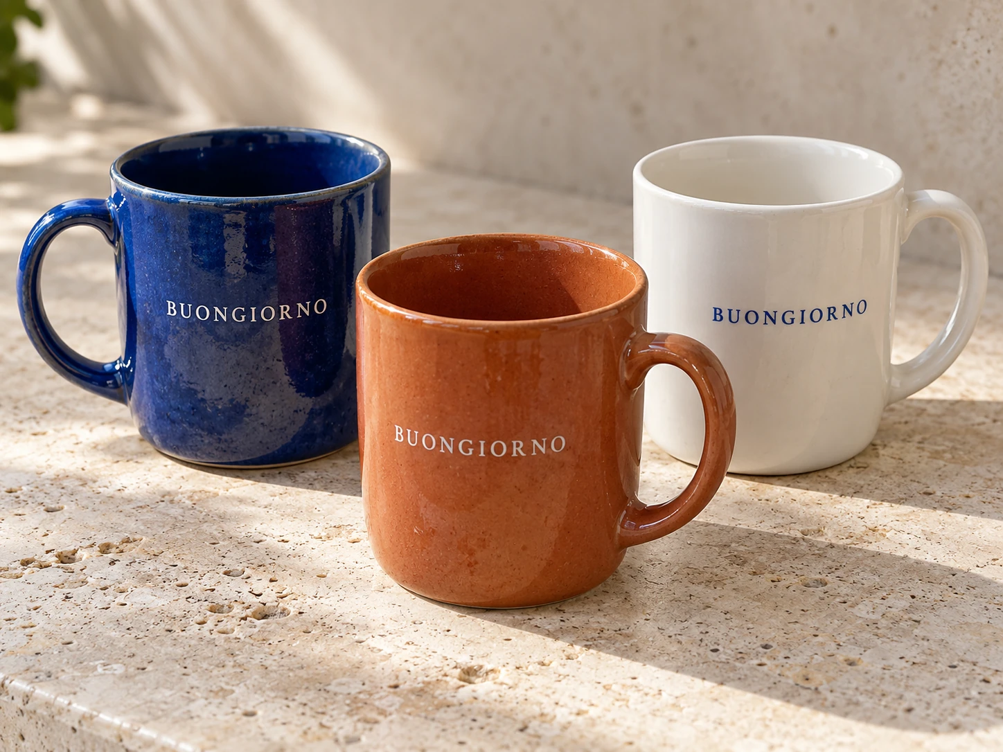 Tazze color cobalto, terracotta e bianco con il marchio BUONGIORNO.